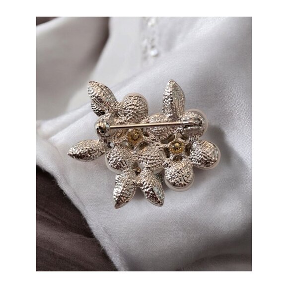 Elegant Vintage Inspired Pearl and Rhinestone Brooch - Picture 2 of 2